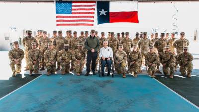 El gobernador de Texas, Greg Abbott, junto al futuro zar de la frontera Tom Homan, en una base militar en Texas.