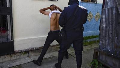 Más de 60,000 supuestos pandilleros han sido detenidos durante el régimen de excepción en El Salvador.