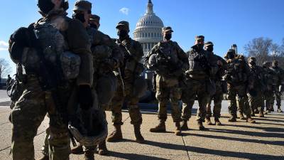 Militares resguardan el Capitolio de EEUU al cumplirse un año del asalto al edificio por los seguidores de Trump.