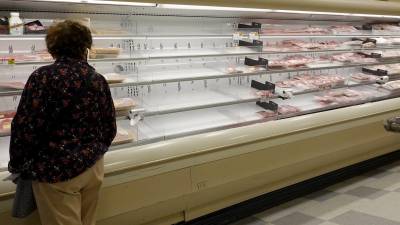 Los supermercados estadounidenses se observan vacíos por el desabastecimiento de productos ante los atascos en los puertos.