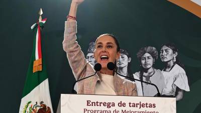 Fotografía cedida por la presidencia de México, de la presidenta Claudia Sheinbaum, durante una gira de trabajo este sábado en el municipio de Ixtapaluca en el Estado de México (México).