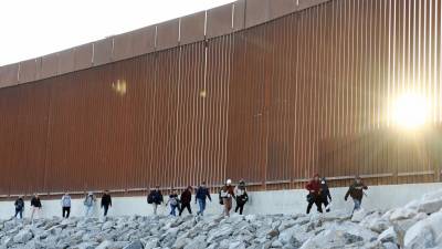 Entre 8,000 y 10,000 dólares cobrarían los traficantes de personas a los migrantes para cruzarlos a EEUU, según el Gobierno de México.