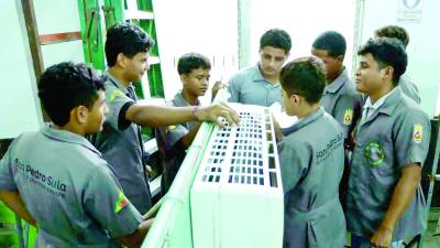 Los jóvenes reciben teoría y práctica en los institutos, la mayoría proceden de zonas vulnerables. Fotos La Prensa.