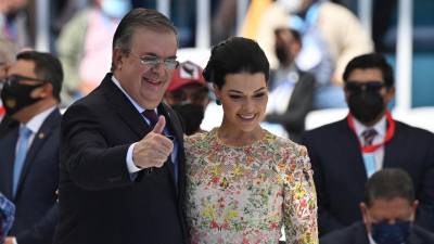 El Canciller de México, Marcelo Ebrard, asistió a la juramentación de Castro junto a su esposa Rosalinda Bueso, embajadora de Honduras en México durante la presidencia de Mel Zelaya.