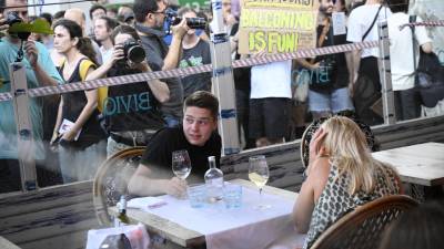 Varios turistas que cenaban en terrazas de Barcelona fueron rociados con agua por manifestantes antiturismo.