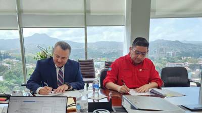 Erick Tejada (derecha) es el ministro de Energía y gerente interino de la Enee.