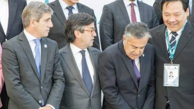 (i-d) El ministro de Finanzas de Argentina, Luis Caputo; el presidente del Banco Interamericano de Desarrollo (BID), Luis Alberto Moreno; el gobernador de la provincia argentina de Mendoza, Alfredo Cornejo, y el jefe de delegación china en el BID, Yulu Chen, se preparan para una foto durante la última jornada de la asamblea anual de la institución financiera hoy, domingo 25 de marzo de 2018, en Mendoza (Argentina). EFE