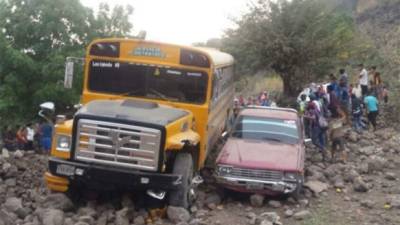 El autobús fue a impactar con el vehículo pick-up.