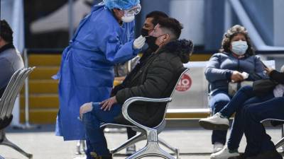 La OMS afirma que la rápida propagación de ómicron por el mundo puede provocar el surgimiento de nuevas variantes.