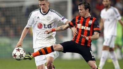 Lars Bender del Leverkusen ante Bernard del Shakhtar durante el juego de hoy.