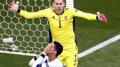 Budapest (Hungary), 15/06/2021.- Cristiano Ronaldo (front) of Portugal and Hungary's goalkeeper Peter Gulacsi (back) react during the UEFA EURO 2020 group F preliminary round soccer match between Hungary and Portugal in Budapest, Hungary, 15 June 2021. (Hungría) EFE/EPA/Laszlo Balogh / POOL (RESTRICTIONS: For editorial news reporting purposes only. Images must appear as still images and must not emulate match action video footage. Photographs published in online publications shall have an interval of at least 20 seconds between the posting.)