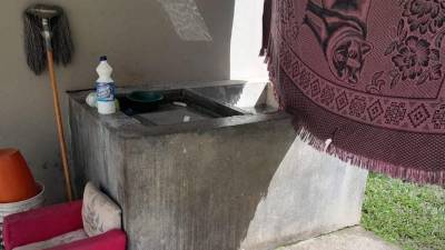 Pila en la que cayó la bebé de un año que murió ahogada en Sabá, Colón.