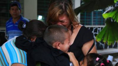 Los niños no pudieron contener el llanto después de pasar varios días en México y se motivaron al reencontrarse con sus familiares en Honduras.