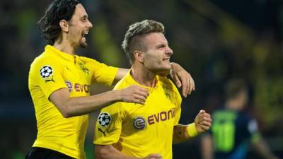 Ciro Immobile (d) celebra con Neven Subotic tras anotar el 1-0 ante Arsenal.