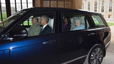 La foto viral del príncipe Felipe conduciendo el auto con Obama, Michelle y la reina Isabel II.