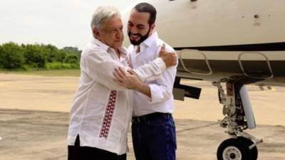 Obrador recibió con un abrazo a su homólogo salvadoreño, Nayib Bukele, en Tapachula./Twitter.