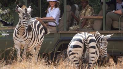 La primera dama de Estados Unidos, Melania Trump, realizó este viernes un breve safari por Kenia, la tercera etapa de su gira africana en solitario, alejada del alboroto de Washington por la nominación del juez Brett Kavanaugh.