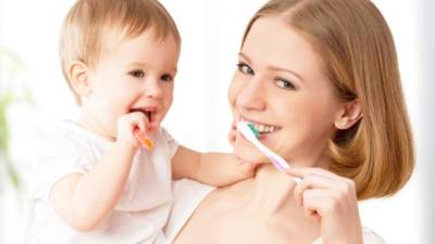Los padres deben asegurarse del cepillado de dientes. A los seis años aparecen los permanentes.