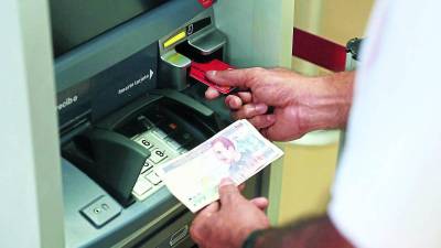 Retiro de dinero en un cajero automático | Fotografía de archivo