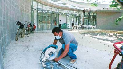 <b><span class=mln_uppercase_mln>Construcción.</span></b> El centro asistencial que se construye en Cofradía casi está listo, luego deberá ser equipado para habilitarlo.