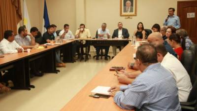 Los empresarios ceibeños se reunieron ayer para hacer pública su preocupación sobre la realidad que vive esta ciudad, donde muchos negocios han cerrado.