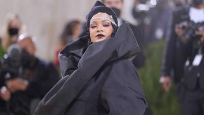 Justo cuando todos creían que Rihanna no había llegado a la Met Gala, la sorprendió a todos.Fotos: AFP.