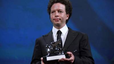 El director mexicano Michel Franco posa con el León de Plata, gran premio del jurado por 'Nuevo Orden', durante la ceremonia de clausura el último día del 77 ° Festival de Cine de Venecia.