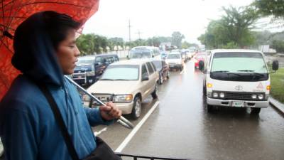 A los hondureños les tocó sacar los paraguas desde anoche que comenzó a llover.