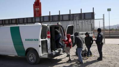 EL PASO, - MARCH 31: A U.S. Border Patrol agent loads detained migrants into a van at the border of the United States and Mexico on March 31, 2019 in El Paso, Texas. U.S. President Donald Trump has threatened to close the United States border if Mexico does not stem the flow of illegal migrants trying to cross. Justin Sullivan/Getty Images/AFP== FOR NEWSPAPERS, INTERNET, TELCOS & TELEVISION USE ONLY ==