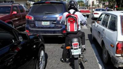 Un motociclista espera el cambio de la luz en la primera calle. Foto: Yoseph Amaya.