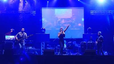 Silvia Rodríguez y su banda durante una destacada presentación en la 105 Brigada este año.