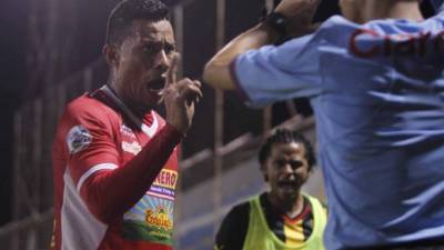 Vega mientras le reclamaba a uno de los árbitros.