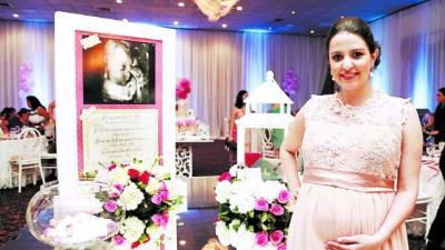 Alejandra Rápalo de Kawas compartió llena de alegría en su esperado festejo maternal. Fotos: Yoseph Amaya