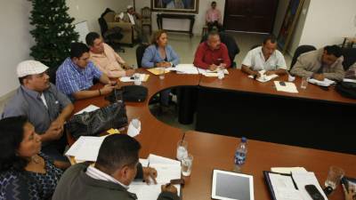 Los maestros se reunirán mañana para definir estrategia de protesta.