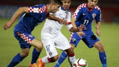 El jugador chileno Diego Soto (centro) disputa el balón con los croatas Marin Sverko (izquierda) y Davor Lovren. Foto EFE