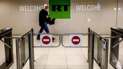 A principios de febrero, Alemania prohibió RT en su territorio, por lo que Moscú ordenó cerrar la oficina de la radiotelevisión alemana Deutsche Welle en Moscú.