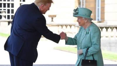 Britain's Queen Elizabeth II (R) shakes hands with US President Donald Trump during a welcome ceremony at Buckingham Palace in central London on June 3, 2019, on the first day of the US president and First Lady's three-day State Visit to the UK. - Britain rolled out the red carpet for US President Donald Trump on June 3 as he arrived in Britain for a state visit already overshadowed by his outspoken remarks on Brexit. (Photo by Victoria Jones / POOL / AFP)