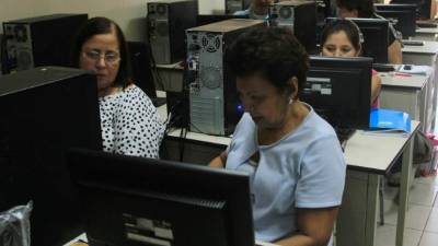 Personas de todas las edades reciben inglés y computación.Foto: Cristina Santos.