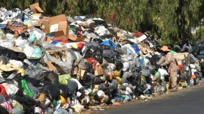 El paso al relleno sanitario fue bloqueado por protestas en rechazo a la nueva fecha de elecciones en Bolivia.