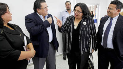 La rectora de la UNAH, Julieta Castellanos acompañada con el ministro de Seguridad, Arturo Corrales.