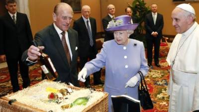 La reina Isabel II y su esposo regalaron una canasta de alimentos al papa Francisco.