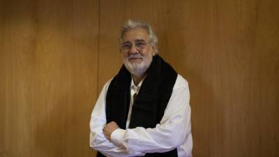 El tenor español, Plácido Domingo, es honrado por la asociación de artes de Japón.