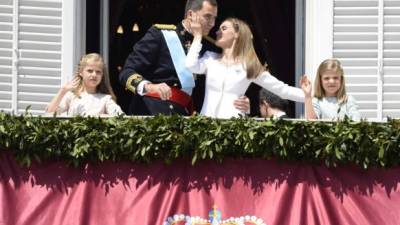 Los Reyes de España junto a sus hijas salen al balcón del Palacio Real.