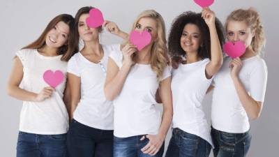 Aprender a ser feliz, positivo y mantener buenas relaciones interpersonales mantienen el corazón sano.