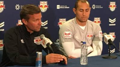 El entrenador del Red Bulls (izquierda) en la rueda de prensa.