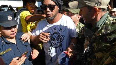 El exinternacional brasileño Ronaldinho Gáucho (d) a su llegada este sábado al Palacio de Justicia, para una nueva audiencia de imposición de medidas, tras ser detenidos e imputados en la causa de los pasaportes falsificados con los que ingresaron en Paraguay. EFE/Nathalia Aguilar