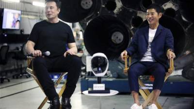 Yusaku Maezawa, junto a Elon Musk, propietario de SpaceX. Foto Elon Musk
