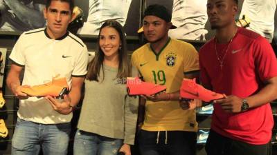 Los futbolistas se mostraron muy contentos por recibir los nuevos tacos y esperan comenzarlos a utilizar en los clásicos que se disputarán el próximo fin de semana.