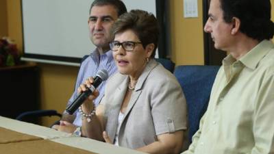Daniel Facussé, Mirna Liévano de Marques y Mario Canahuati durante la conferencia. Foto: Amílcar Izaguirre