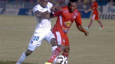 Johnny Palacios disputa el balón con Rodolfo Espinal. Foto Samuel Zelaya